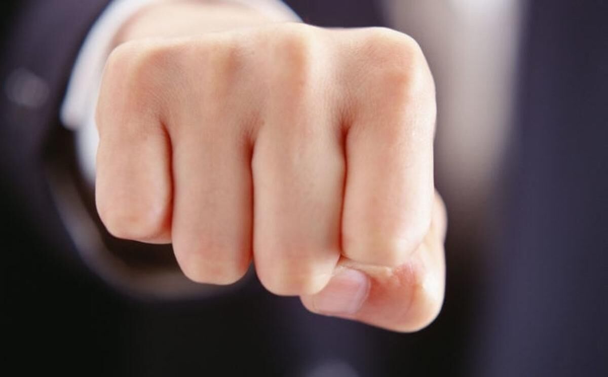 چک و لگدی کردن معلم توسط پدر دانش‌آموز