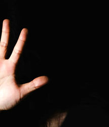 مردان هوسران در شکنجه‌گاه یک زن جوان!