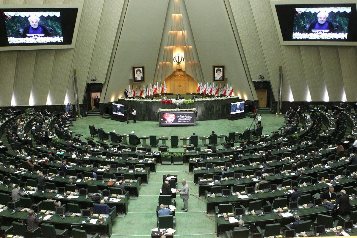 تیپ متفاوت نماینده معروف مجلس در صحن علنی+عکس