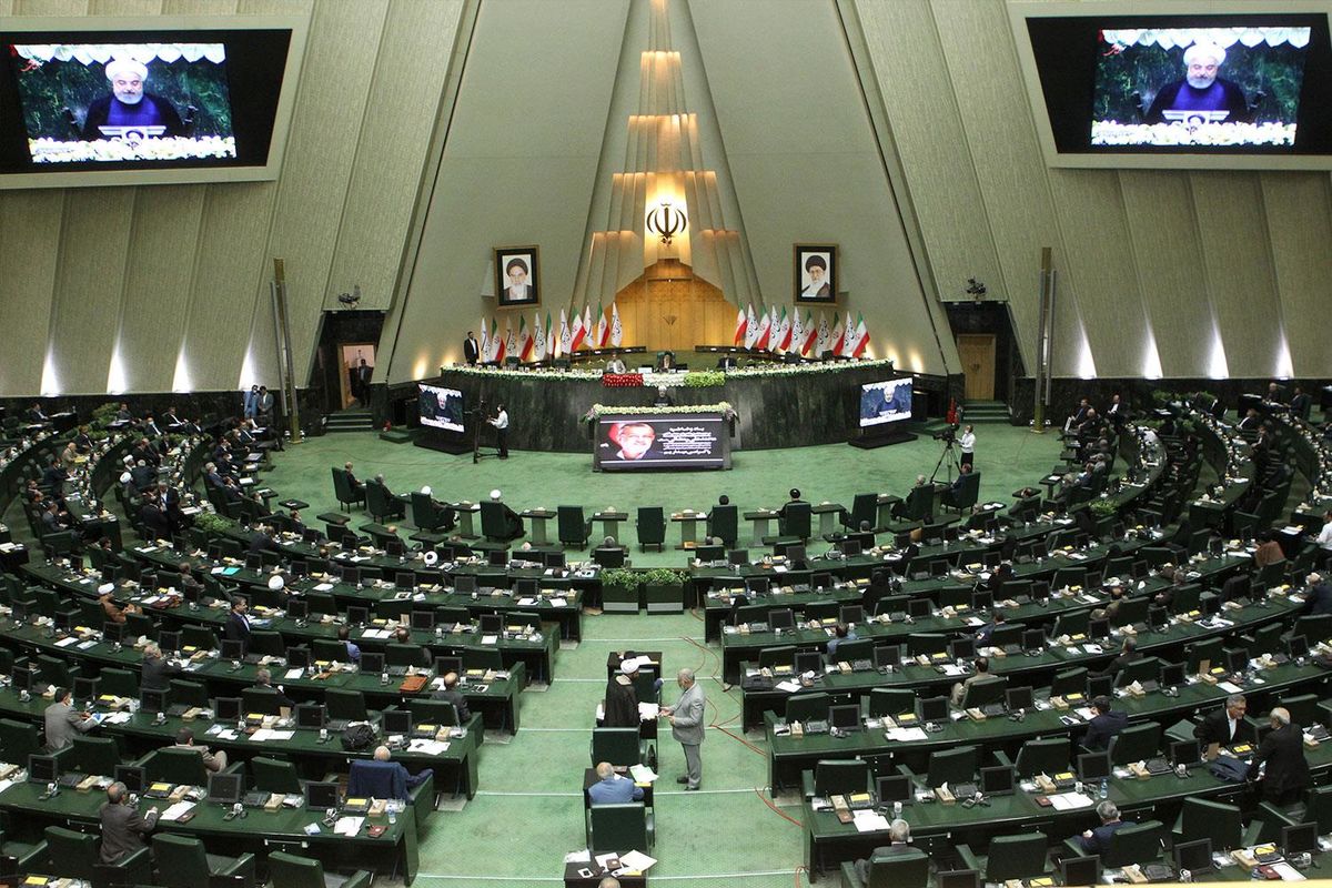 تیپ متفاوت نماینده معروف مجلس در صحن علنی+عکس
