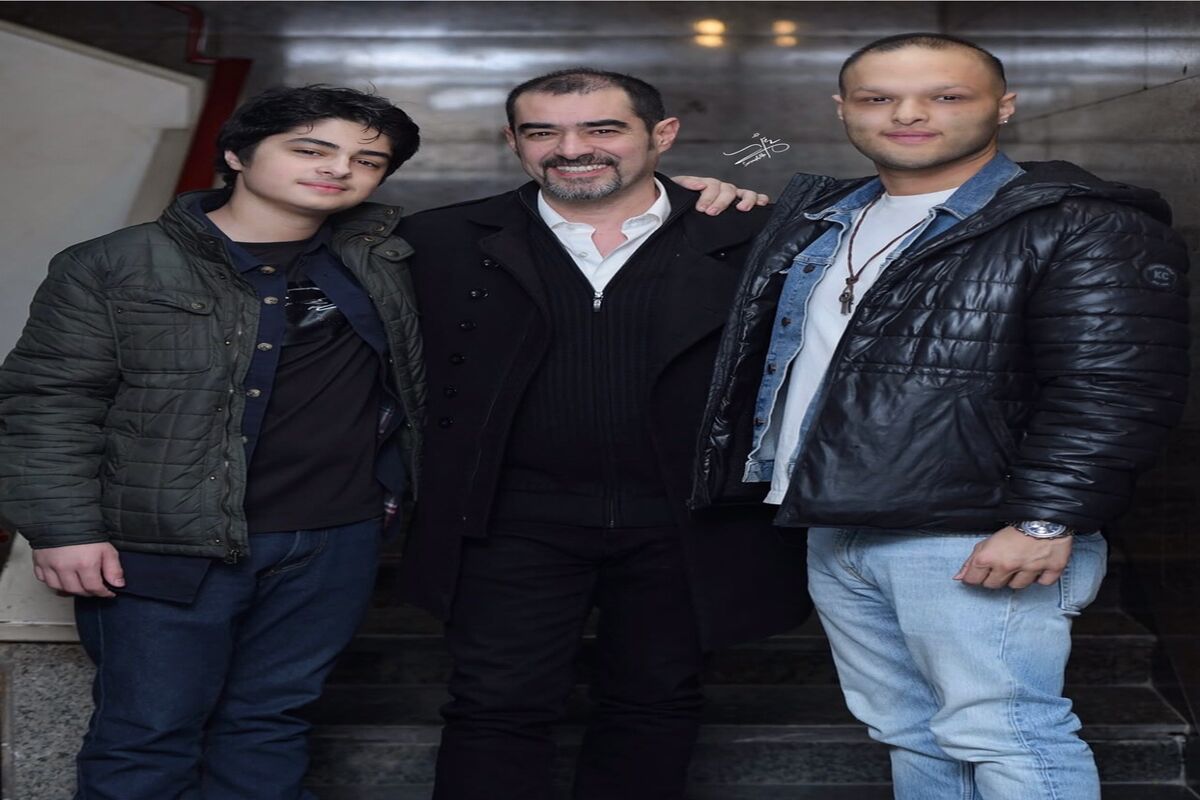 شهاب حسینی و بازیگران سریال آبان به همراه ساناز ارجمند/ عکس