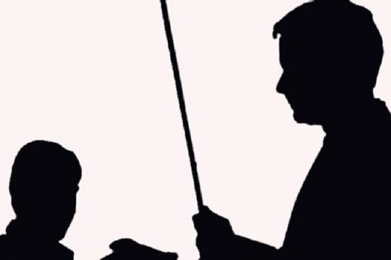 فیلم دلخراش کتک زدن و خفه کردن دانش آموزان توسط مدیر مدرسه /بازداشت شد