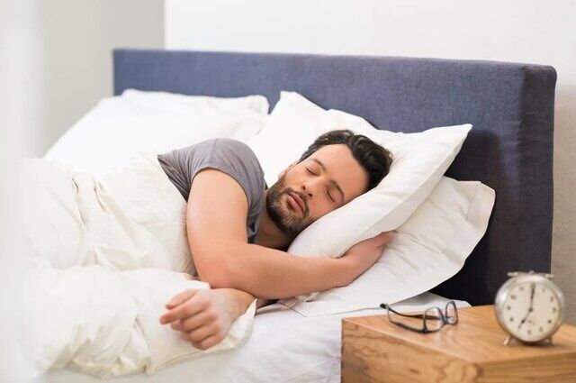 به پشت یا به پهلو؛ چطور باید بخوابیم؟