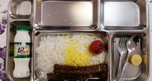 وجود چندین «کرم» در غذای سلف دانشگاه علوم پزشکی!