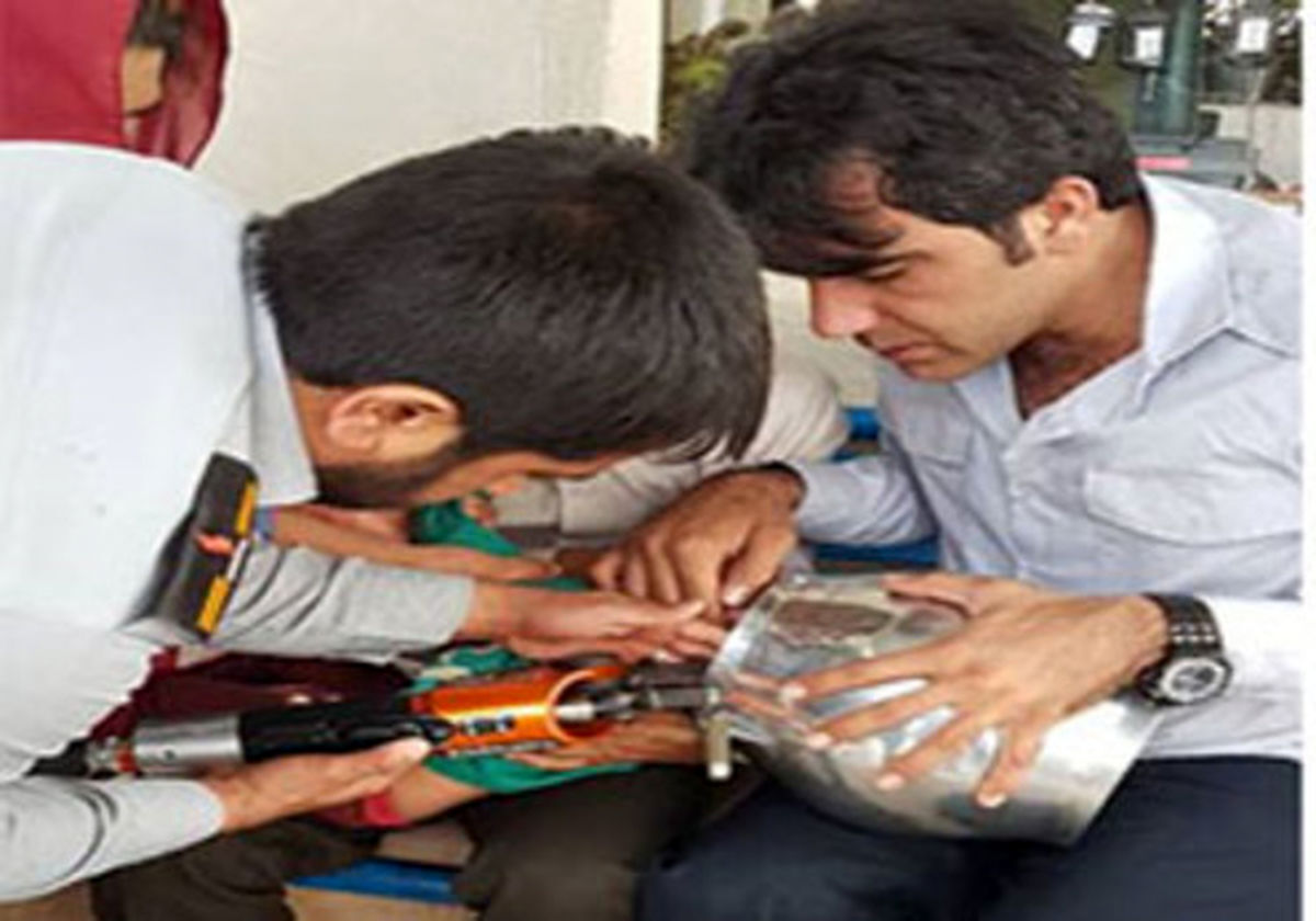 سر کودک بازیگوش در دیگ زود پز گیر کرد! /تلاش 5 آتش نشان برای رهاسازی +ببینید