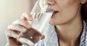 نوشیدن آب گرم در این زمان برای بدن معجزه می کند!