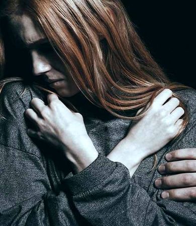 تجاوز نخبه اقتصاد به دختر جوان؛ از دختر بیچاره فیلم و عکس‌های مستهجن گرفته بود!