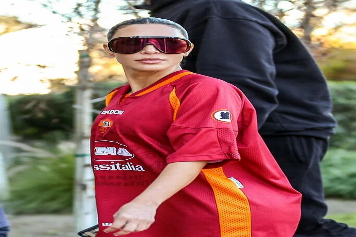 کیم کارداشیان با پیراهن تیم مطرح فوتبال | ژست ورزشی اینفلوئنسر معروف