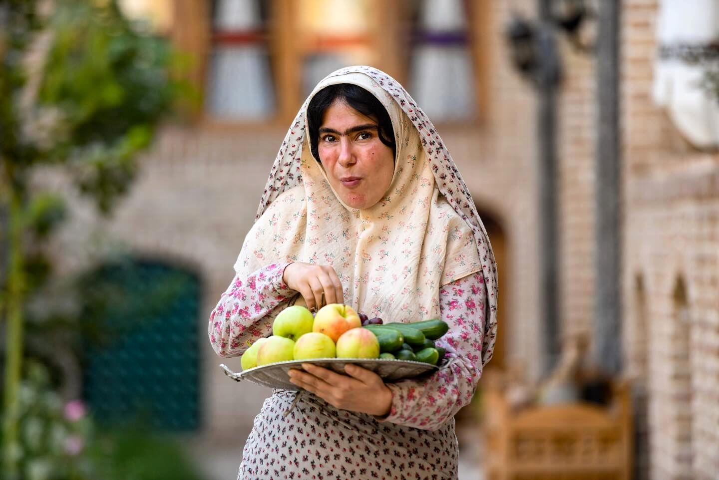 بازیگر بامداد خمار با یک تیپ یاسی جلب‌توجه کرد