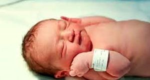 جنین سه قلوی زن باردار یک بچه غول از آب در آمد!