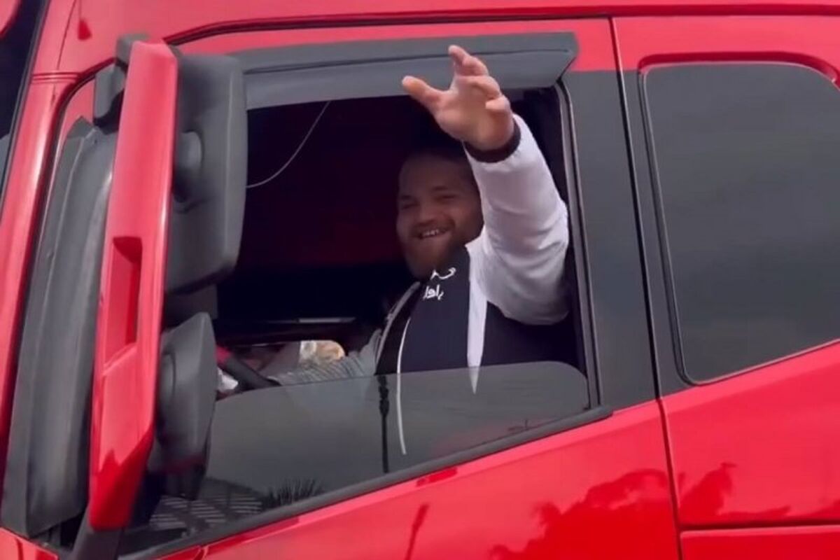 استقبال از هرکول وزنه‌ برداری با کامیون قرمز + عکس