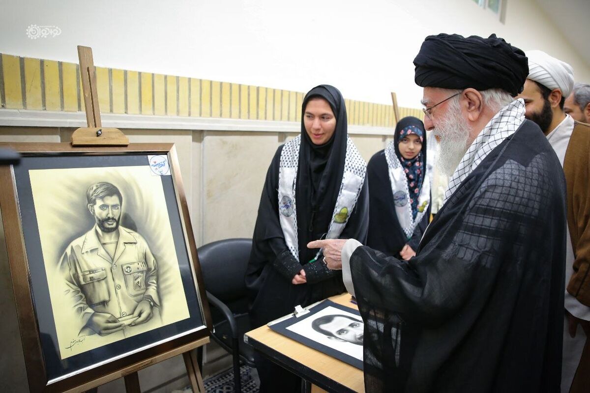 بازدید رهبر انقلاب اسلامی از آثار هنری دانش‌آموزان 