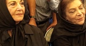 تصاویری تلخ از حضور چهره‌ها در مراسم خاکسپاری همایون