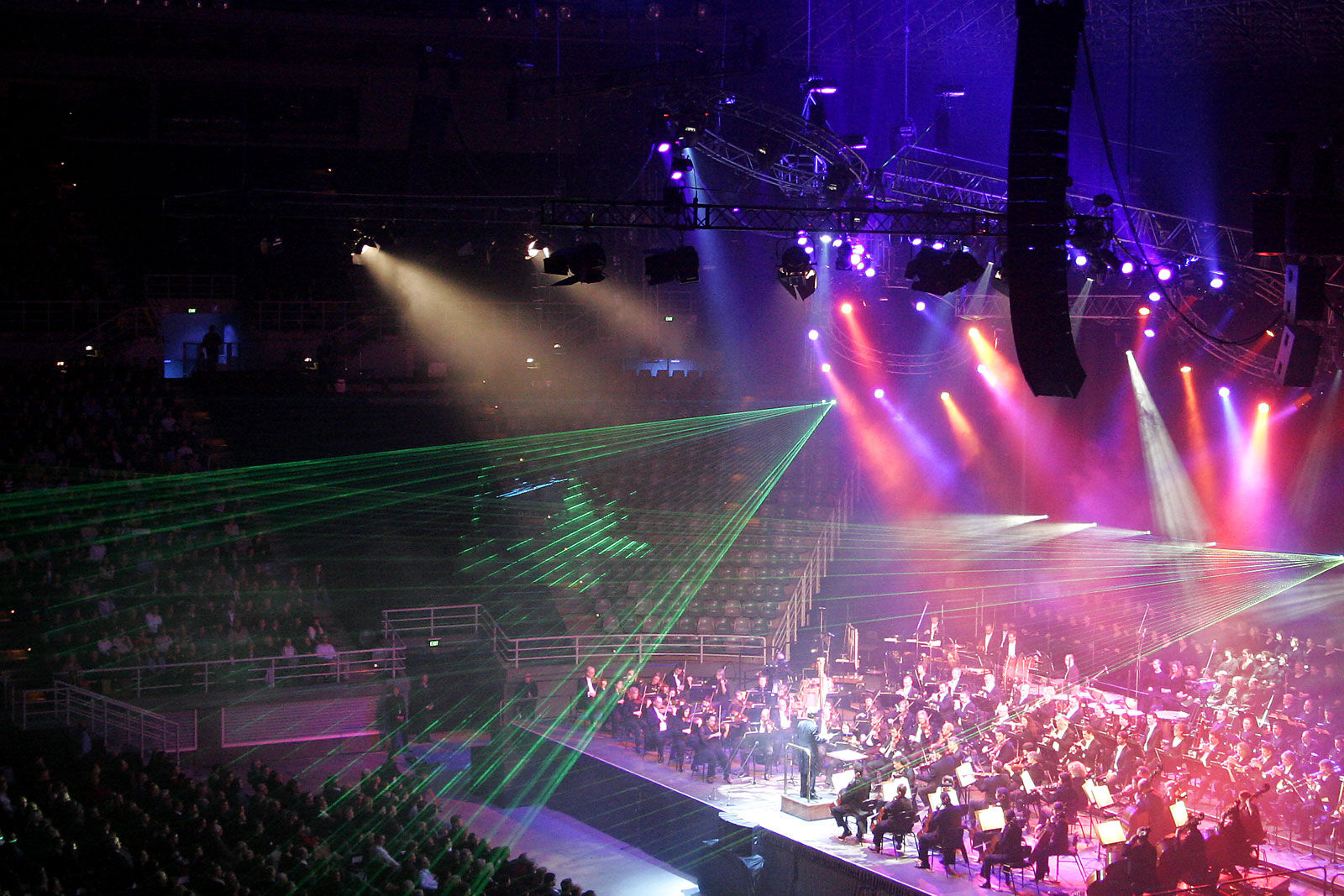 خواننده سرشناس با جلیقه ضدگلوله در کنسرت حاضر شد+ عکس