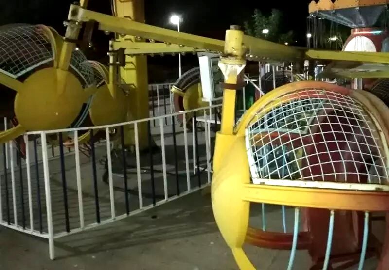 حادثه هولناک در قزوین/ سقوط چرخ و فلک شهربازی فاجعه آفرید + عکس