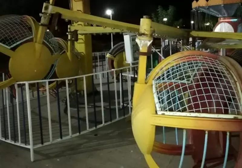 حادثه هولناک در قزوین/ سقوط چرخ و فلک شهربازی فاجعه آفرید + عکس