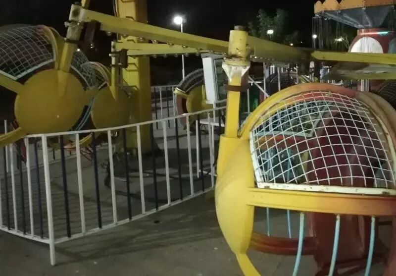 حادثه هولناک در قزوین/ سقوط چرخ و فلک شهربازی فاجعه آفرید + عکس