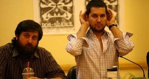 پریدن حامد بهداد روی میز در نشست خبری/ عکس