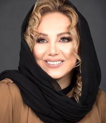 بهنوش بختیاری با یک تیپ یلدایی در ویژه برنامه تلویزیون