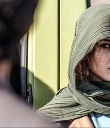 استایل خانم بازیگرِ «علت مرگ: نامعلوم» سوژه عکاسان شد