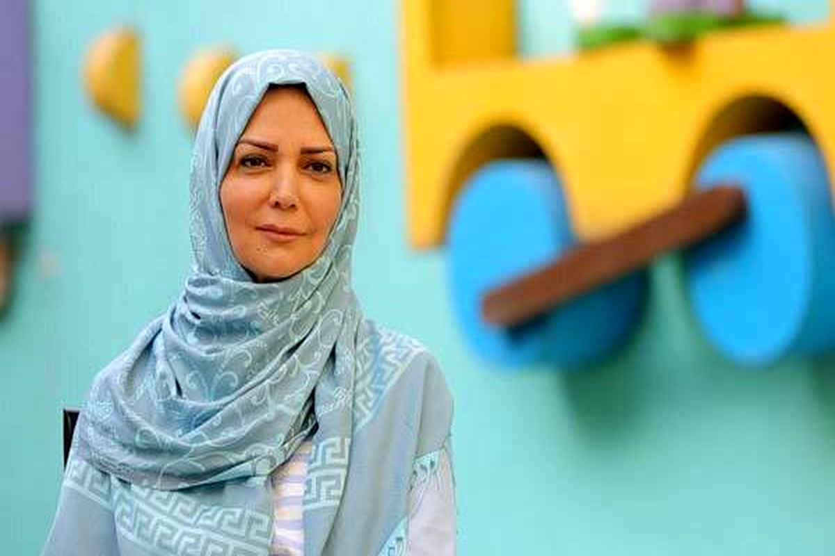 عکس جدید الهه رضایی در یک بک‌گراند زیبا
