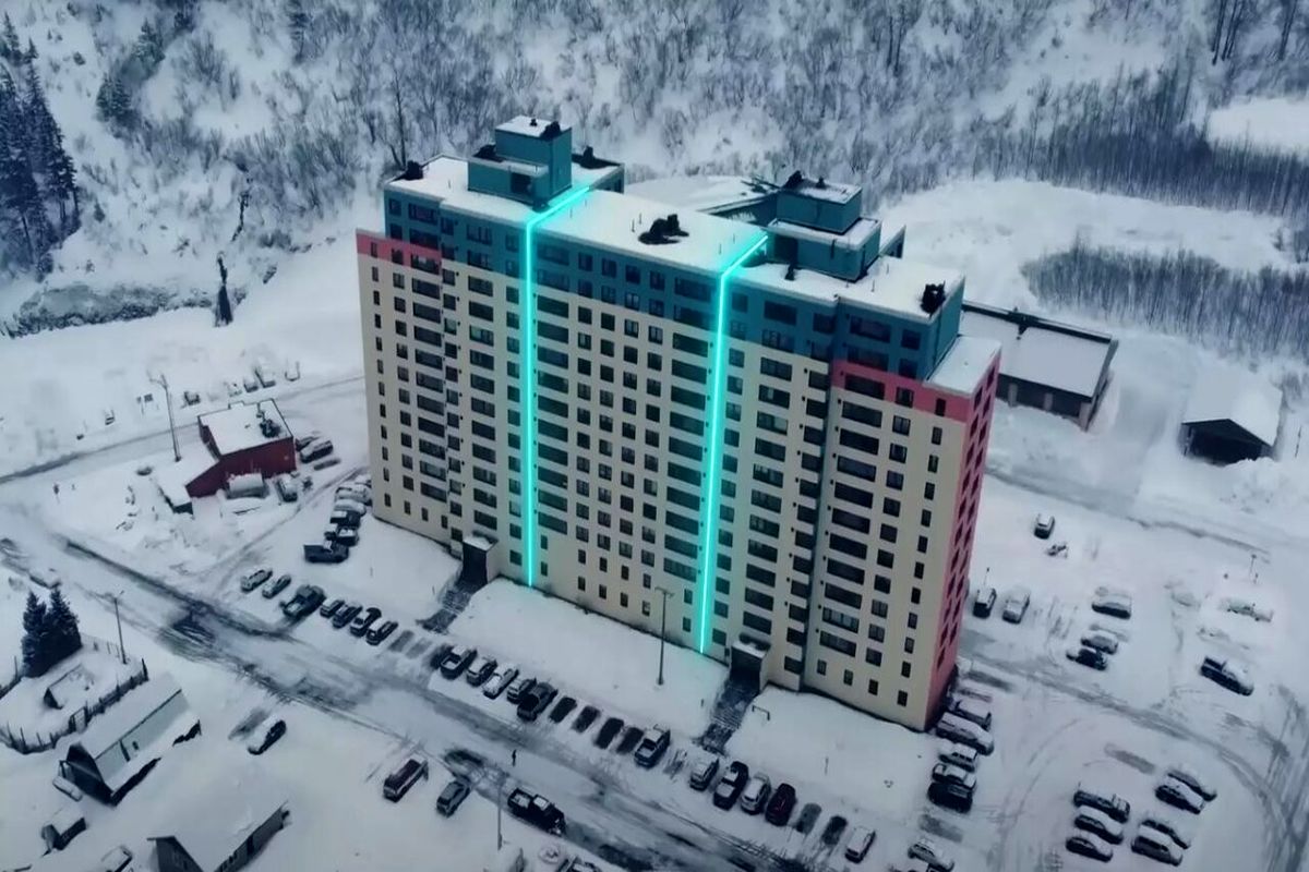  تصاویری جالب از شهری عجیب که تمام شهروندان آن در یک ساختمان زندگی می‌کنند/ عکس