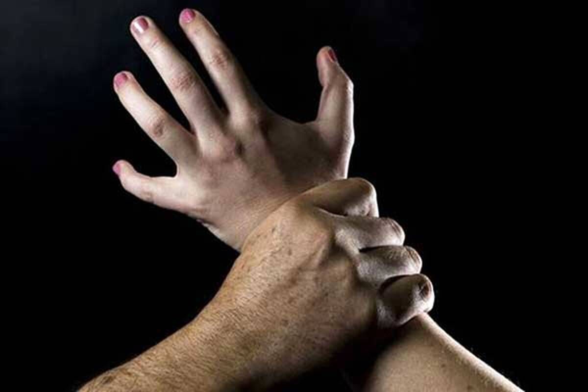 تعرض گروهی به زن دستفروش!/روی فرزندم ک خواب بود چادر کشیدم و به خواسته اش تن دادم...