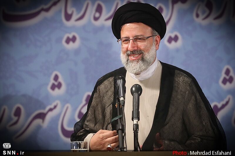 استقبال عجیب مردم زنجان از رئیسی با بنرهای متفاوت +ویدئو
