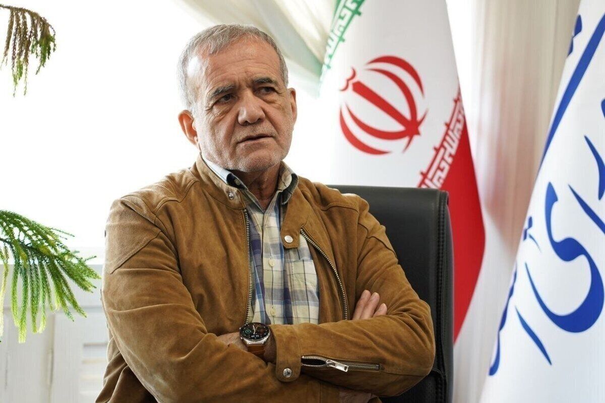 عکس دیده نشده و  جالب از دختر، پسران و نوه های مسعود پزشکیان در کنار خاتمی