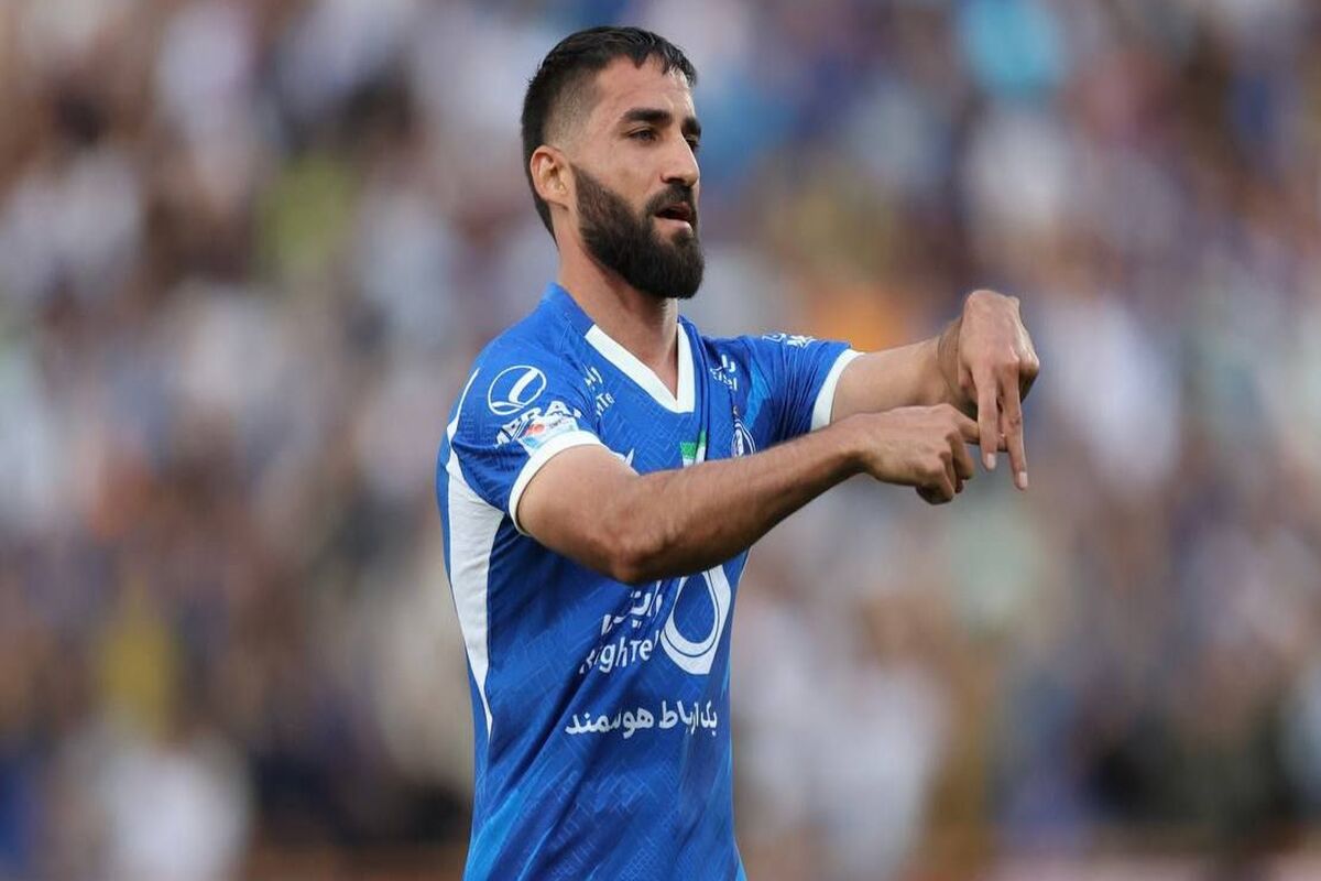 بمب تابستانی با عصا در تمرین استقلال