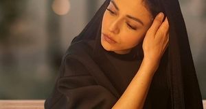  پرتره سیاه و سفید سوگل خلیق با نگاه غمگین و مو‌های فرفری