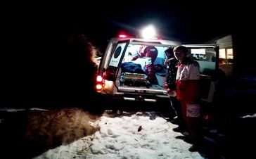 لحظه نجات مادر و نوزاد ۱۲ روزه از دل کولاک و برف