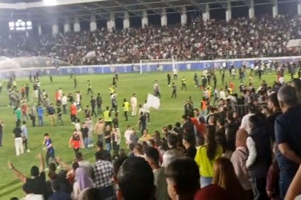 لحظه درگیری هواداران فوتبال در زمین ورزشگاه عراق + فیلم