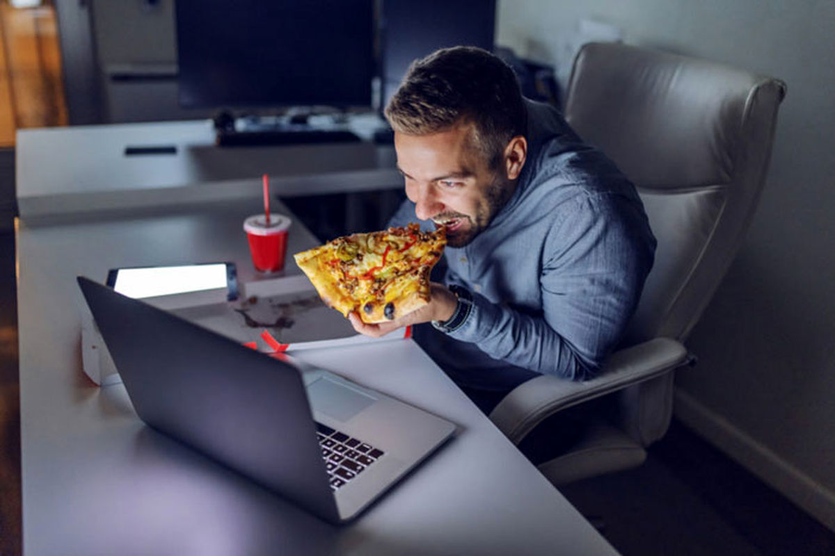 آشنایی با 5 غذایی که شما را پیر می‌کند! 