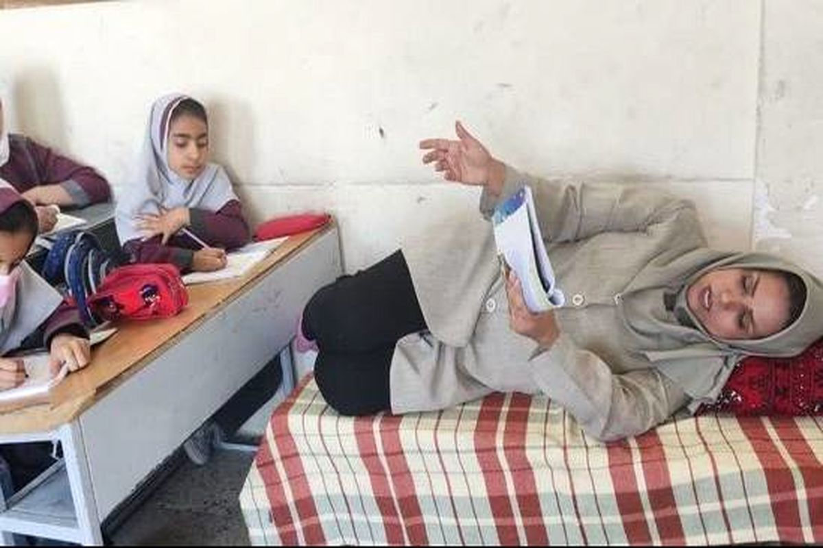 تصاویر تکان دهنده از فداکاری یک خانم معلم در داراب

