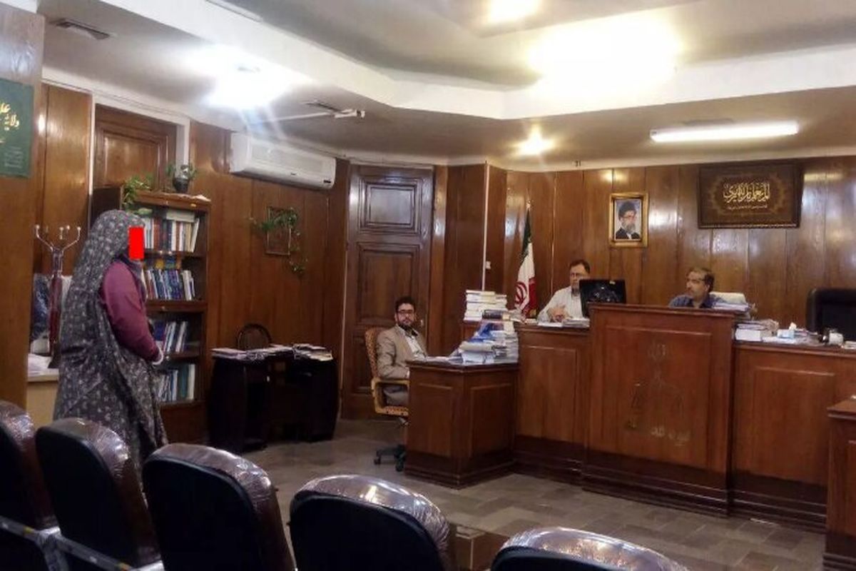 دختر قداره‌کش با چاقو‌های دور کمرش به کلانتری رفت و از جسد داخل خانه‌اش خبر داد