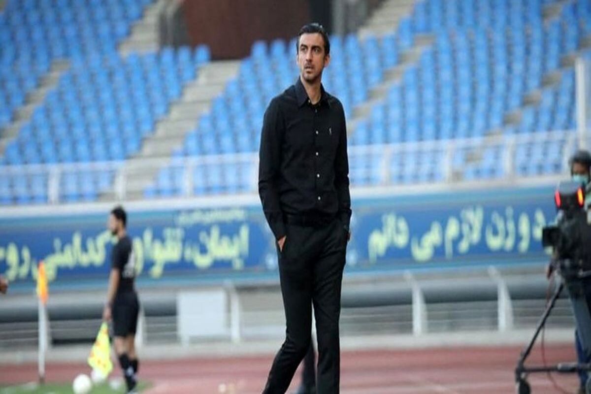 آقای سرمربی یک بازی هم دوام نیاورد و اخراج شد!