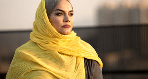 عکس هنری نرگس آبیار در قاب شیشه‌ای سووشون