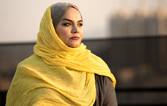 عکس هنری نرگس آبیار در قاب شیشه‌ای سووشون