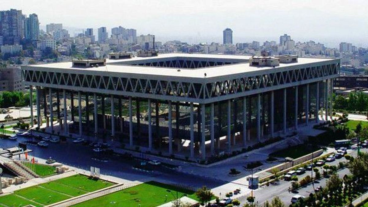 تصویری جنجالی از مجری و مهمان یک برنامه در صداوسیما / ببینندگان شوکه شدند + عکس