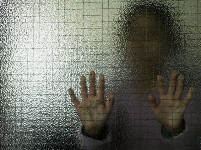 سکوت دختر10 ساله مقابل ناپدری از ترس طلاق مادرش