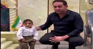کار خیلی بزرگ کوتاه‌قدترین مرد جهان در بوکان!