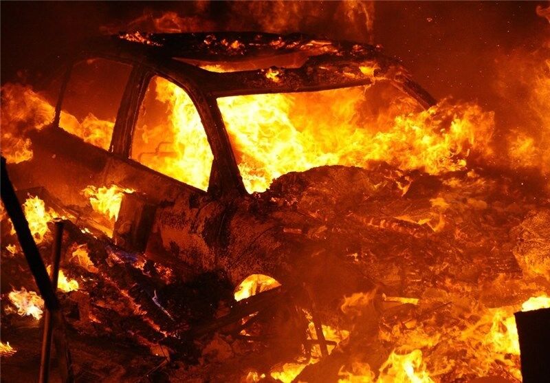  فیلمی وحشتناک از فرار زن جوان از آتش‌سوزی خودروی دنا در پمپ بنزین
