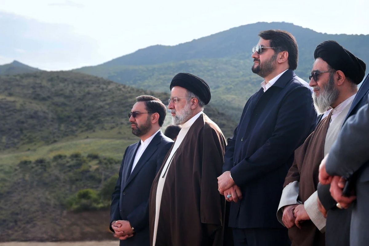 نخستین فیلم غم انگیز ازلحظه تماس با امام جمعه تبریز پس از سقوط بالگرد شهدا