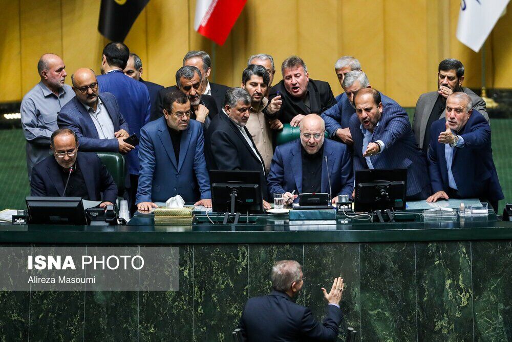 داد و فریاد نمایندگان بر سر نماینده دولت جنجال برانگیز شد + عکس
