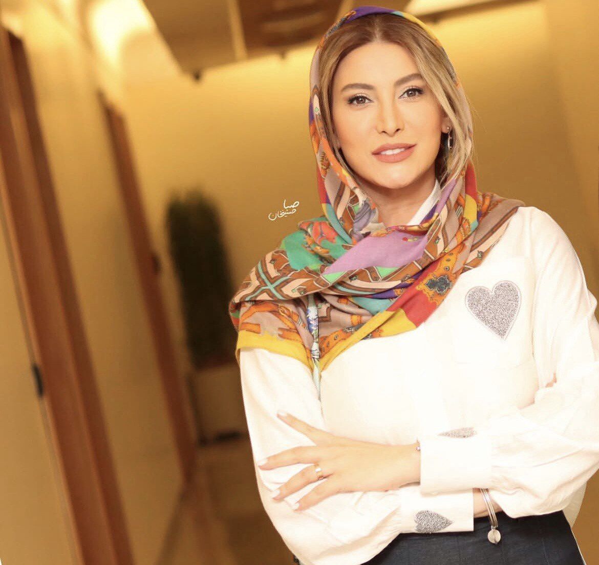 فریبا نادری «عروس حشمت فردوس» با روسری پُرنقش و نگار در فضای مجازی!
