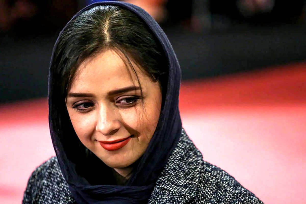 ترانه علیدوستی در کنار پارسا پیروزفر در پشت‌صحنه اولین فیلمش