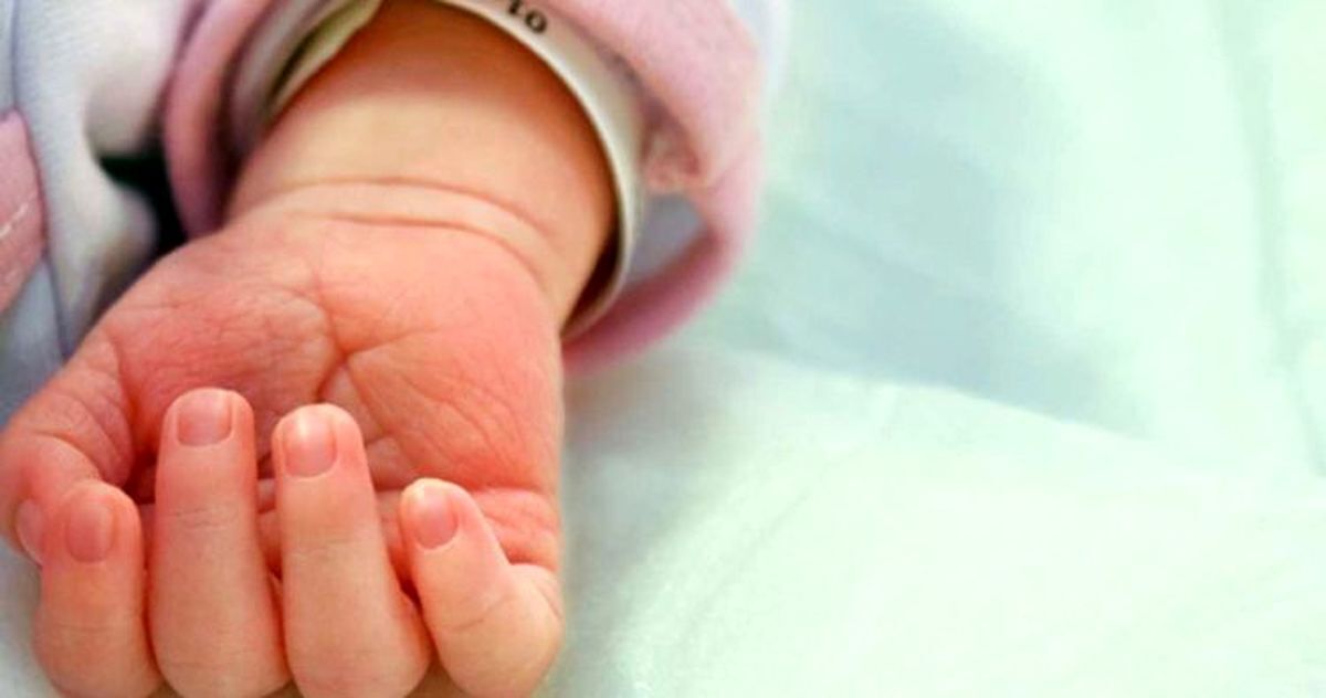 این مادر سنگدل درحال خفه کردن نوزادش دستگیر شد+عکس