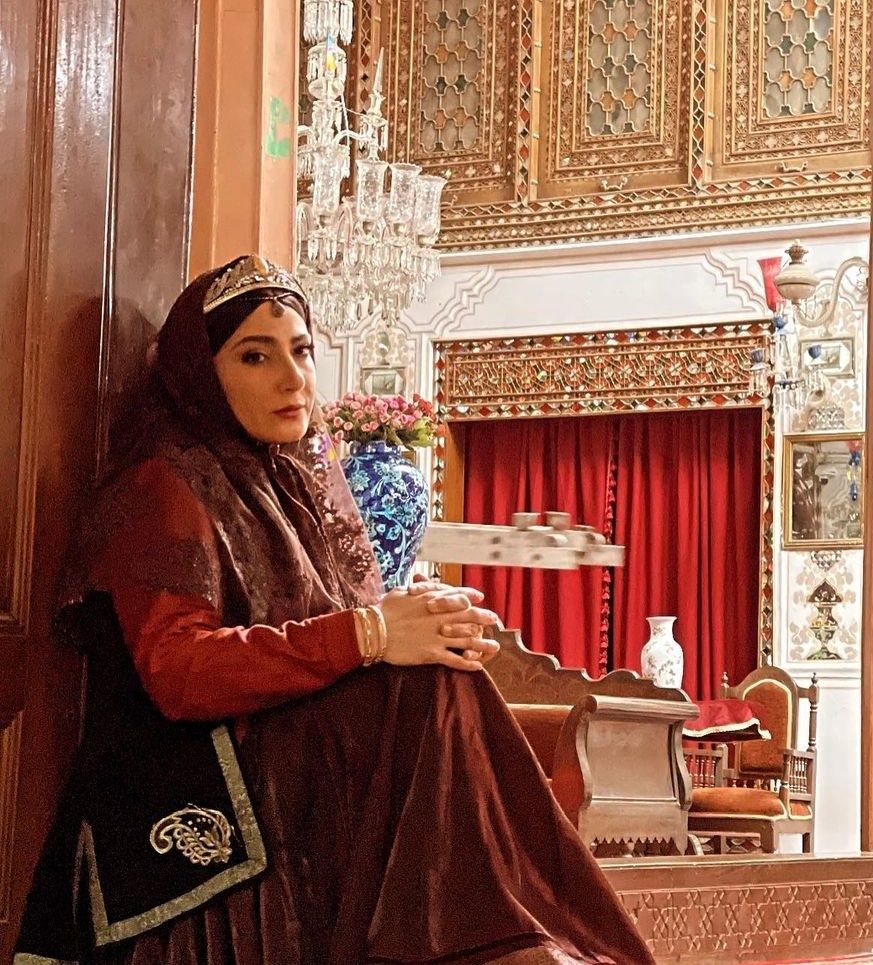 گلین سریال جیران با چهره واقعی و همسر مشهورش را ببینید/ عکس