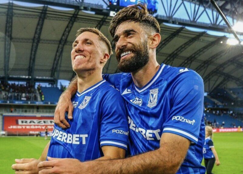 ببینید اتفاق عجیب هنگام بالا بردن جام قهرمانی توسط علی قلی زاده!